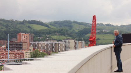 Jubilado pensativo sobre panorámica del nuevo Bilbao. David Vilches.